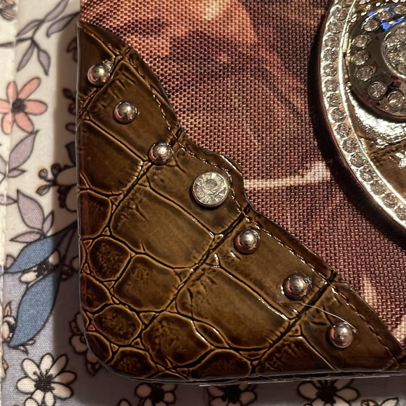 NWOT- clutch w/camo design w/white rhinestones &  snake design, push open lock. - Picture 10 of 13